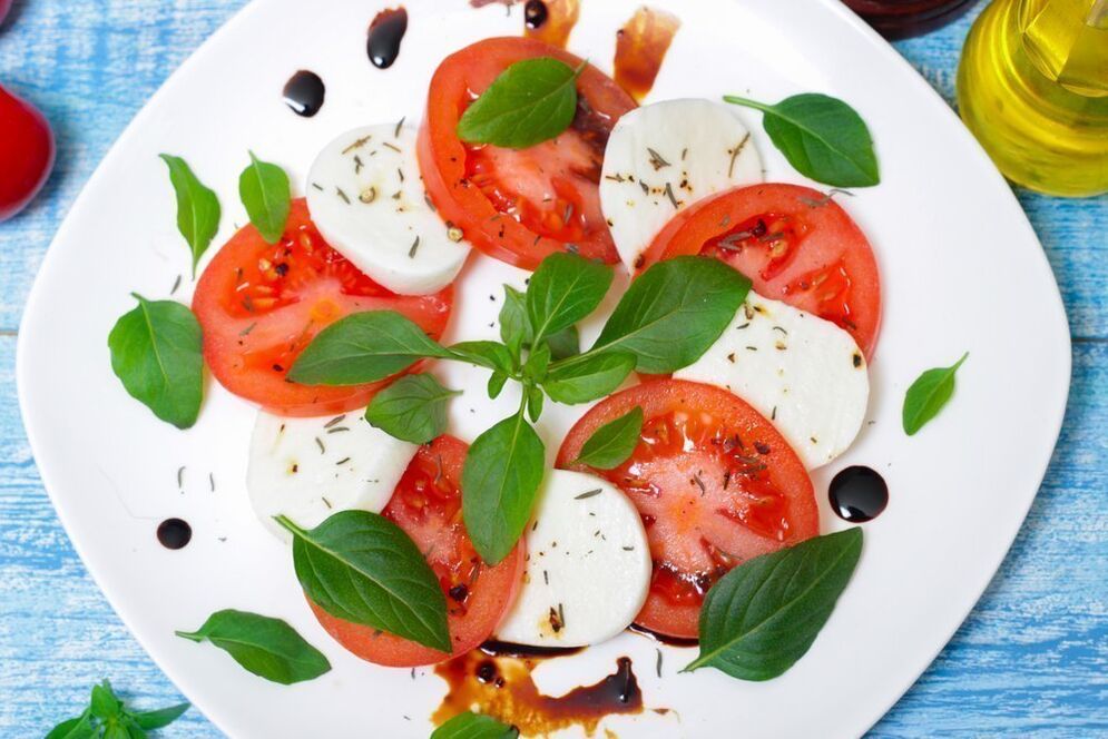 西红柿配奶酪和香草，适合地中海饮食