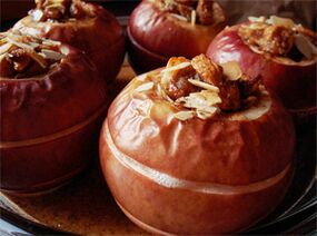 烤苹果干果是胆囊切除后饮食菜单上的一道甜点。