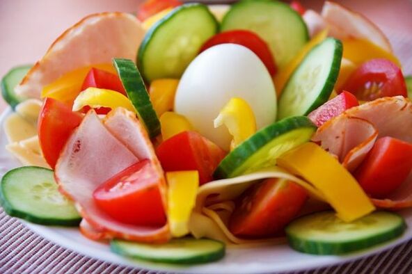 鸡蛋和橙子减肥菜单中的蔬菜沙拉可以减肥。