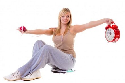 想要减肥的女孩要健康饮食并遵守饮食习惯