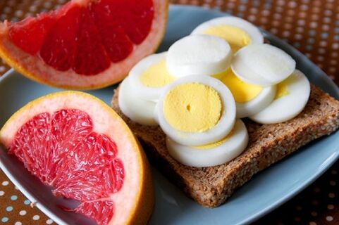 maggi饮食的鸡蛋和葡萄柚